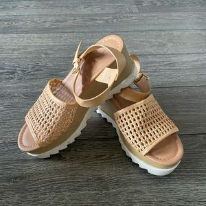 Universal Thread Platform Sandals